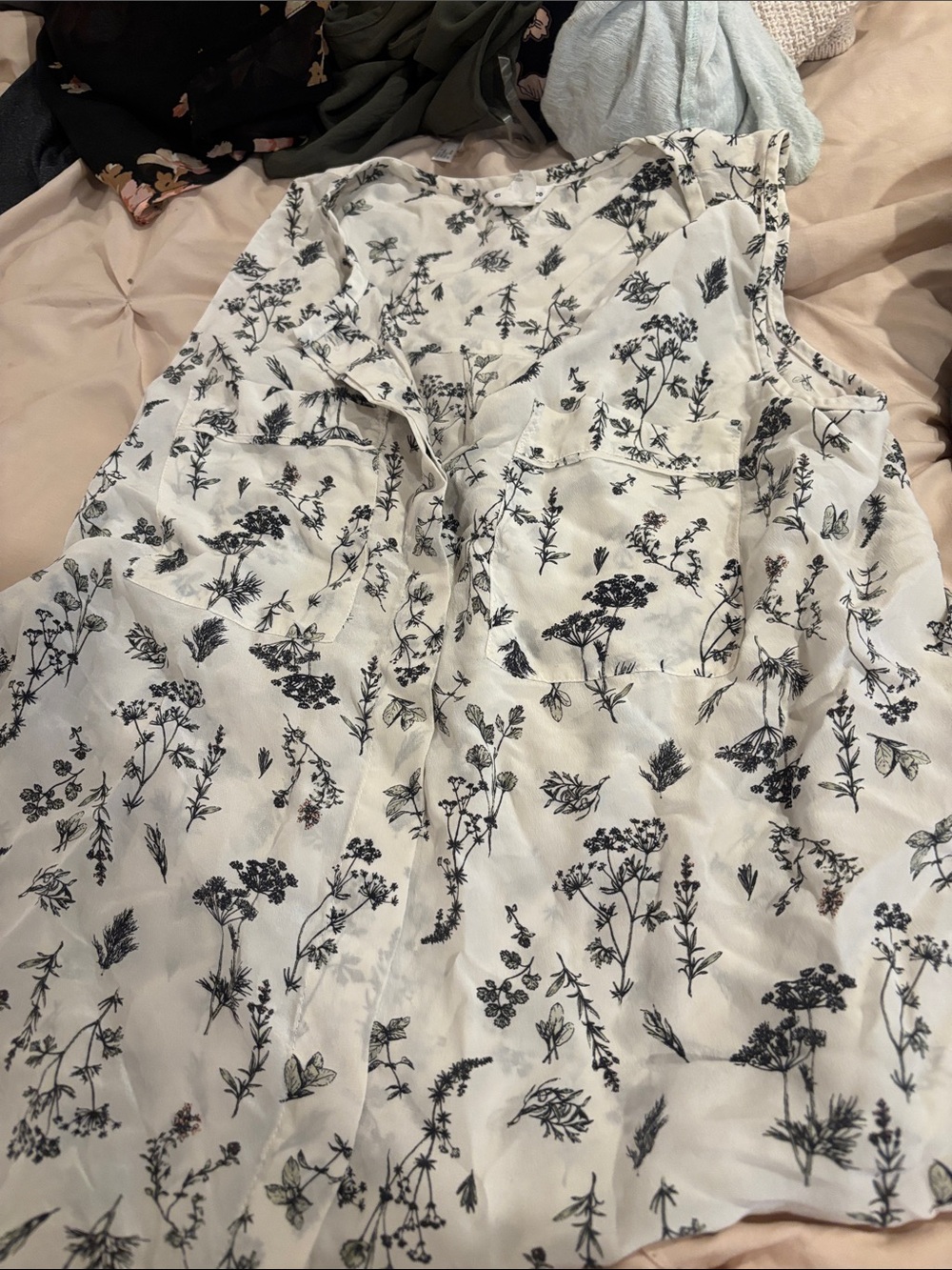 Club Monaco White Floral Sleeveless V-Neck Blouse